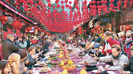 廣西陽朔西街昨有二千多名遊客共進年夜飯。（中新社圖片）
