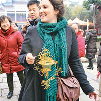 武漢廟會吸引外國旅客，一同感受春節氣氛。（中新社圖片）