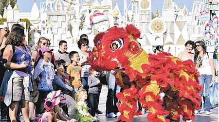 加州迪士尼樂園年初三安排舞獅，歡迎中國旅客。（中新社圖片）
