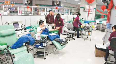 深圳血液中心職員透露，昨日多了人來捐血。（王明榮攝）