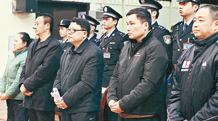 文強（左三）等前年因涉黑案出庭受審。（資料圖片）