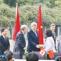 哈珀（左三）與重慶市動物園園長握手致意。（中新社圖片）