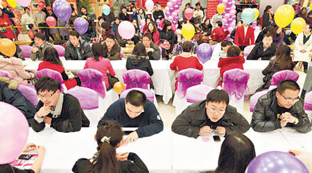 北京在情人節前夕，舉行八分鐘相親活動。（中新社圖片）