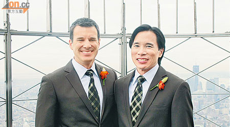 香港移民後代馮治安（右）與拍拖十八年的同性伴侶克萊因（左）