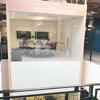 開放辦公室<BR>Googleplex內的辦公室貫徹其世界各地辦事處特色，落地玻璃窗不但能夠增添空間感，亦令視野一覽無遺，可以刺激員工思泉。