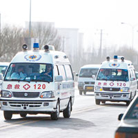救護車將部分傷者轉往其他醫院接受治療。（中新社圖片）