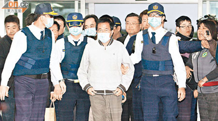 陳水扁在台北監獄戒護下到醫院檢查。（張孝義攝）