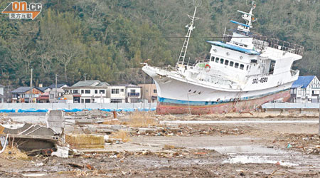 海嘯一年過後，一艘被捲上岸的船現時仍擱在石卷巿內。（伍鎮業攝）
