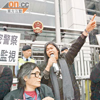 社民連成員昨到中聯辦外抗議。（劉展超攝）