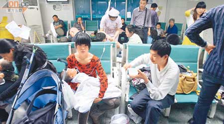 深圳一間醫院的醫護人員忙於為患者注射。（陳道明攝）