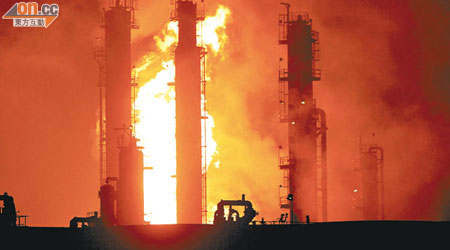 煉油總廠爆炸引發大火，火舌直沖接近廿層樓高。（本報高雄傳真）