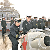 中國官兵參觀俄國軍艦。（中新社圖片）
