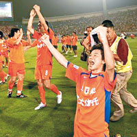 ○六年八月山東魯能勝北京國安後，魯能球員激動歡呼。