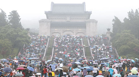 大批遊客冒雨參觀南京中山陵景區。（中新社圖片）