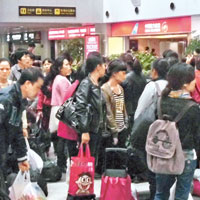 北京首都機場擠滿候機旅客。（中新社圖片）