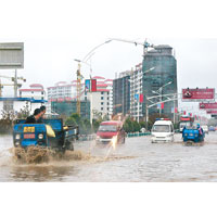 縣城多條道路被洪水淹浸。（中新社圖片）