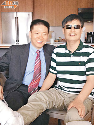 傅希秋（左）到紐約大學宿舍探望陳光誠時合照。（本報記者紐約傳真）
