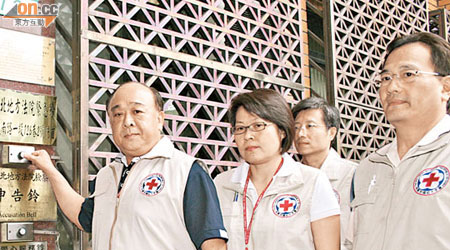 台灣紅十字總會秘書長吳斯懷按鈴控告台灣《壹週刊》。（包克明攝）