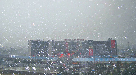 北京市昨降連場暴雨，白晝猶如黑夜，部分地區更出現冰雹。（中新社圖片）