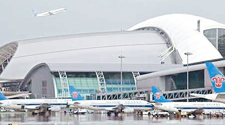 廣州新白雲機場遭大批乞丐「割據」行乞。（資料圖片）