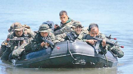 菲律賓海軍陸戰隊曾與美軍聯合演習攻島登陸。（資料圖片）