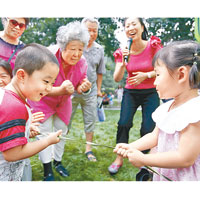 北京豐台端午文化遊園會昨日開幕，小朋友進行應節鬥草比賽。（中新社圖片）