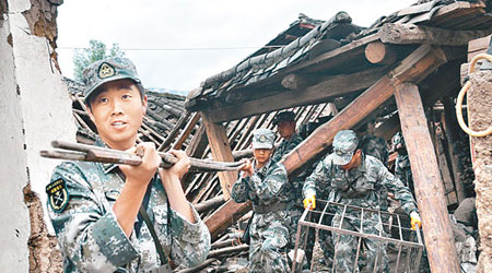 官兵在地震災區展開救援工作。（中新社圖片）