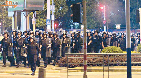 大批防暴警察昨晚在街上巡邏戒備。（本報中山傳真）
