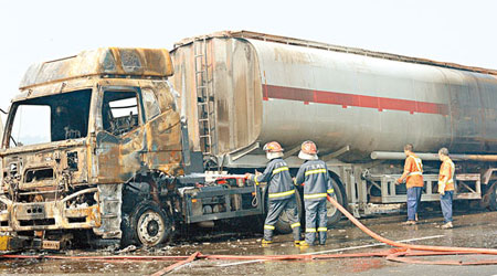 涉事油罐車被燒剩車架。（中新社圖片）