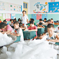 山東濱州有小學在課室放冰塊降溫。（中新社圖片）