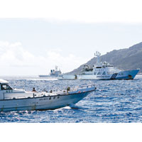 日本巡邏船在釣魚島前阻攔保釣船靠近。（中央社圖片）