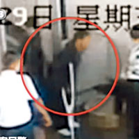假扮殘疾的疑犯撐着拐杖，成功通過機場安檢。（電視畫面）