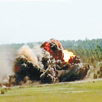 有「敵方」目標在演習中被轟炸摧毀。（電視畫面）