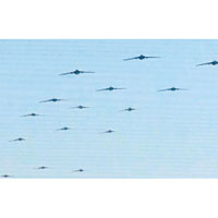 南京戰區空軍傾巢而出演習，當中包括戰略轟炸機群。（電視畫面）