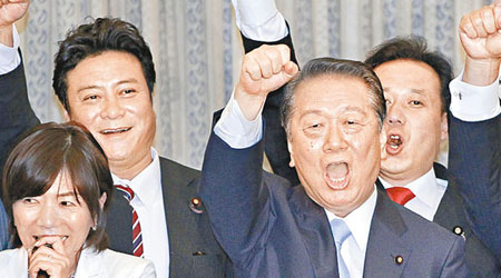 小澤一郎（前右）正式成立新政黨「國民生活第一」。（美聯社）
