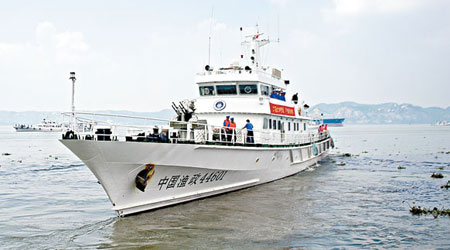 漁政船編隊在粵閩交界海域展開聯合執法行動。（中新社圖片）