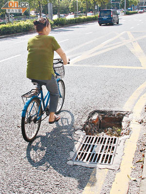 福強路有渠蓋疑遭暴雨沖走，形成交通陷阱。（本報深圳傳真）