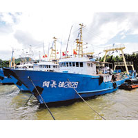 多艘漁船返回福建長樂市漁港避風。（中新社圖片）