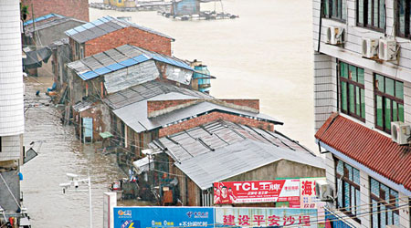 福建福鼎市暴雨連場，市內沿海街道嚴重水淹。（中新社圖片）