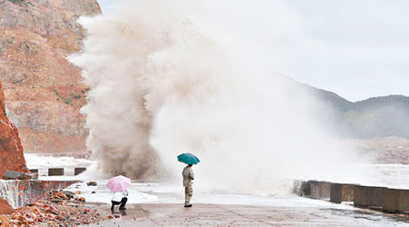受颱風逼近影響，浙江溫州海邊翻起巨浪。（中新社圖片）