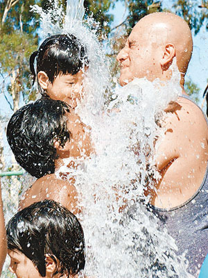熱浪難耐，洛杉磯有兒童在家長陪同下戲水消暑。（中新社圖片）
