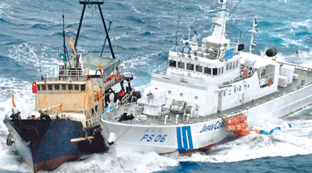 香港保釣船「保釣二號」○六年進入釣島水域期間，曾遭日巡邏船撞擊攔截。（資料圖片）