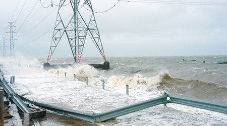 颱風啟德昨午登陸湛江，最大風力達十三級，沿海掀起巨浪。（中新社圖片）