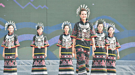 多名仙女在開幕式身穿海南黎族民族服飾表演。（中新社圖片）