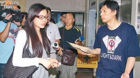 涉嫌協助李宗瑞匿藏的疑犯葉信宏（右）及其女友周峙山，前日被台北地檢署拘提到案。（本報台北傳真）