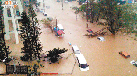 豪雨淹沒恒春，多輛汽車被浸。（本報恆春傳真）