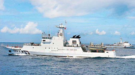 台灣派船艦到釣魚島海域保護漁民作業。（中央社圖片）