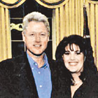 克林頓（左）與萊溫斯基（右）在白宮橢圓形辦公室合影。（資料圖片）