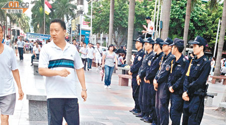 深圳警員在華強北路戒備。（張琦攝）