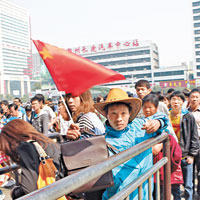 鄭州<br>大批旅客昨在火車站外排隊候車。（中新社圖片）